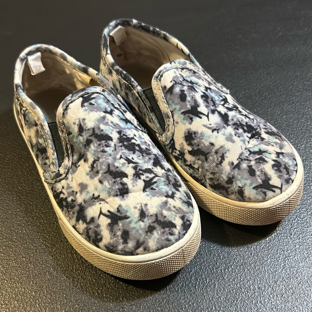 OshKosh Toddler Boy Slip On Tie-Dye Shark Shoes in Size 9